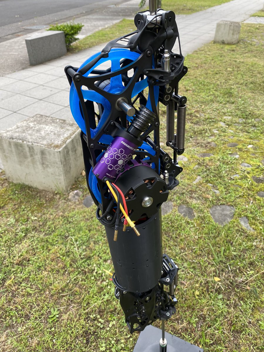 sakigake_073's tweet photo. Form2でプリントしたホイールを組み込み
4輪プリントするのはレジンが勿体ないので2輪だけ... https://t.co/h4FWllWlfY