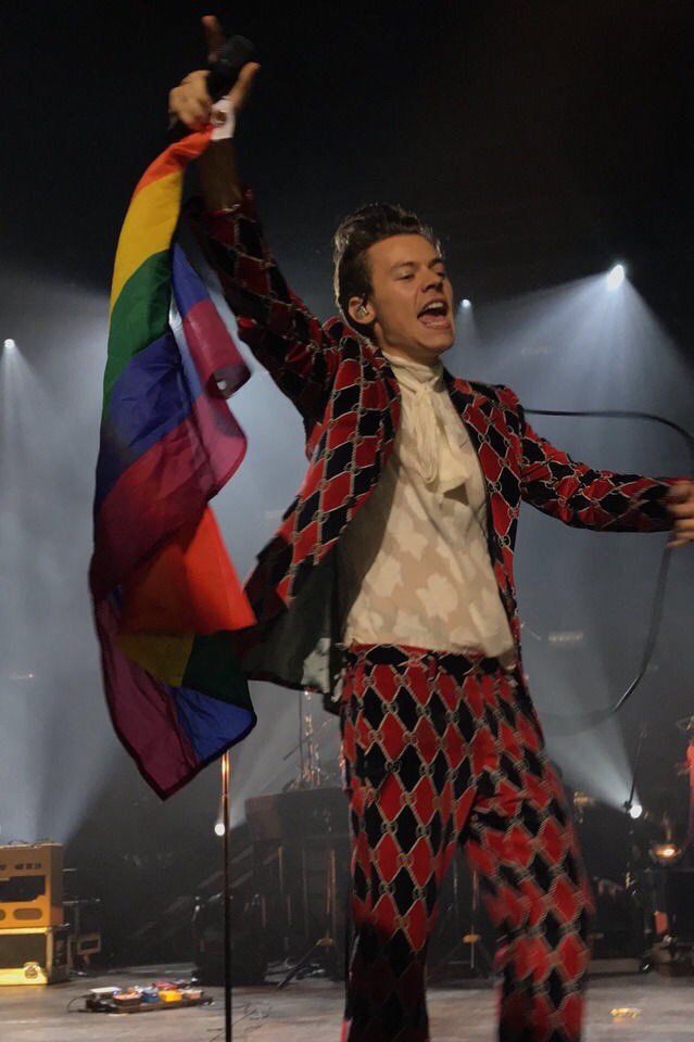 harry styles and pride flags: a very lovely thread ♡