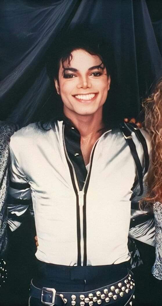 Jazrolonn02's tweet photo. A Michael Jackson también lo asesinaron, por tratar de desmantelar a esa organización pedofila e incluso peor todavía lo acusaron de lo mismo. 
 #anonymus 
#Anonymous 
#MichaelJackson https://t.co/Td5TzfQ88A