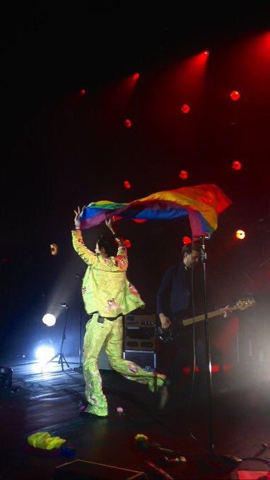 harry styles and pride flags: a very lovely thread ♡
