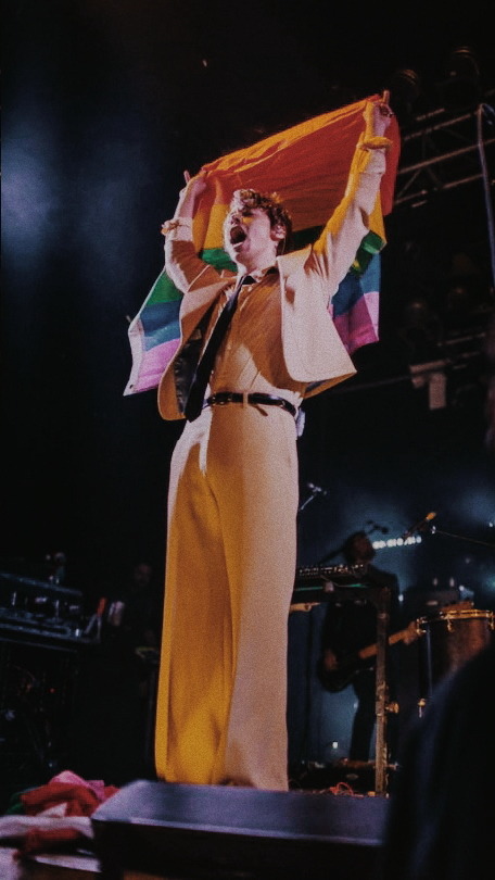 harry styles and pride flags: a very lovely thread ♡