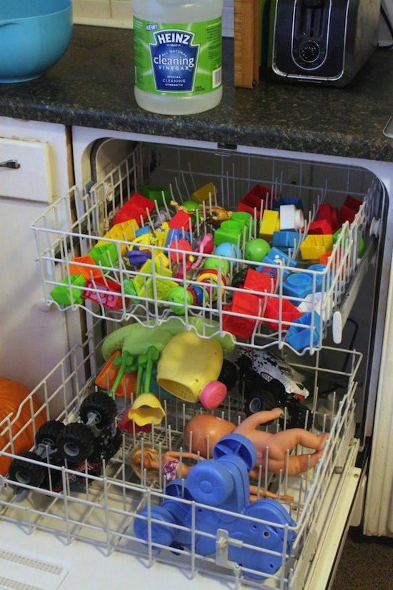 CardamomZlop's tweet photo. chuckle with me for a bit. 55 Must-Read Cleaning Tips &amp; Tricks - clean all of those nasty toys in the dishwasher!... #humor #giggle #smile #humorous https://t.co/2pzeB6FeGz