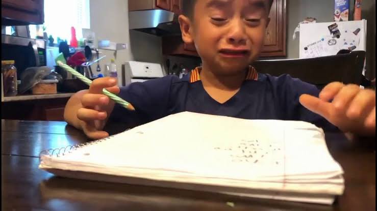 andres_7234's tweet photo. Los estudiantes del 2060 intentando  memorizar todo lo sucedido en el 2020: #Anonymous #CasaBlanca #anonymus https://t.co/mZJDvqlEFC