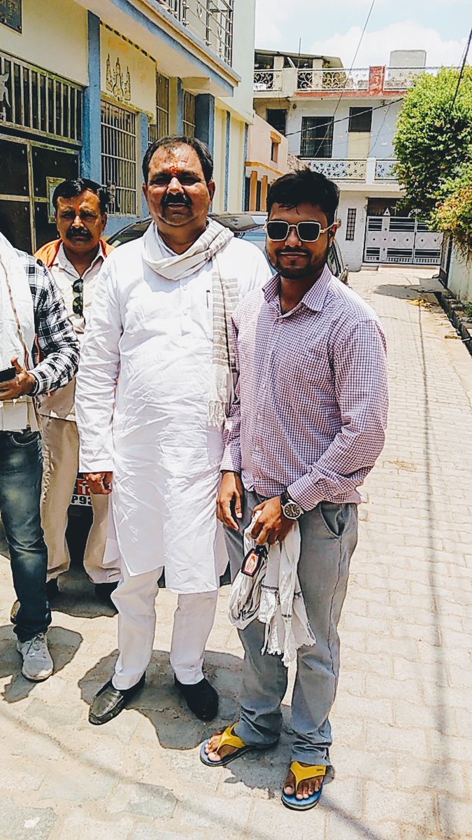TheNamanMishra's tweet photo. झांसी विधायक जी के साथ कुछ अमूल्य क्षण...
#UP93
#NM_Ka_Laughing_Dose https://t.co/9D9tgpfLLX