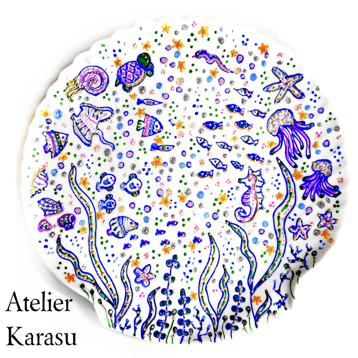 Uzivatel Atelierkarasu Na Twitteru 絵皿が完成しました 海の中をカラフルに描いてみましたよ カラス的fantasia アクリル絵具でキラキラカラフルに 海の中 海の生物 イラスト 手描き 絵皿