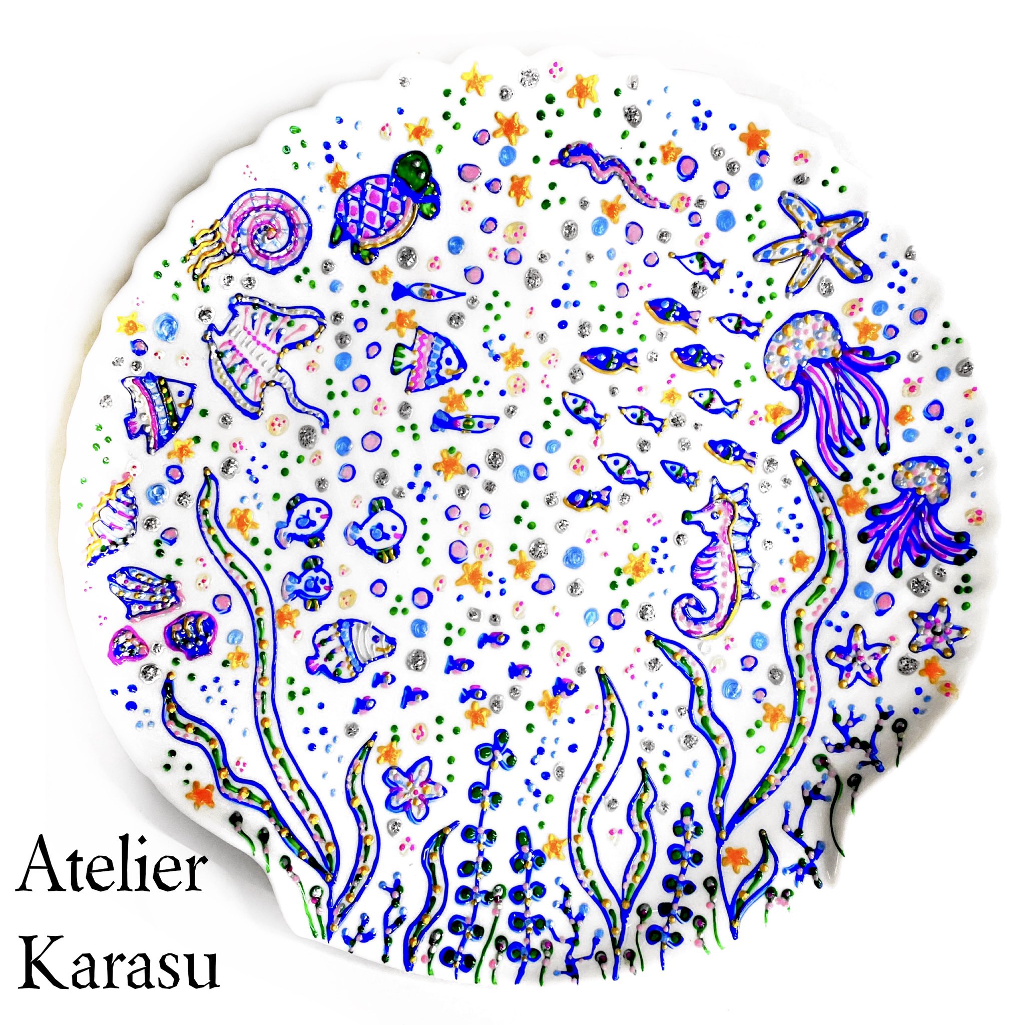 Uzivatel Atelierkarasu Na Twitteru 絵皿が完成しました 海の中をカラフルに描いてみましたよ カラス的fantasia アクリル絵具でキラキラカラフルに 海の中 海の生物 イラスト 手描き 絵皿 T Co 61egwr8w3r Twitter