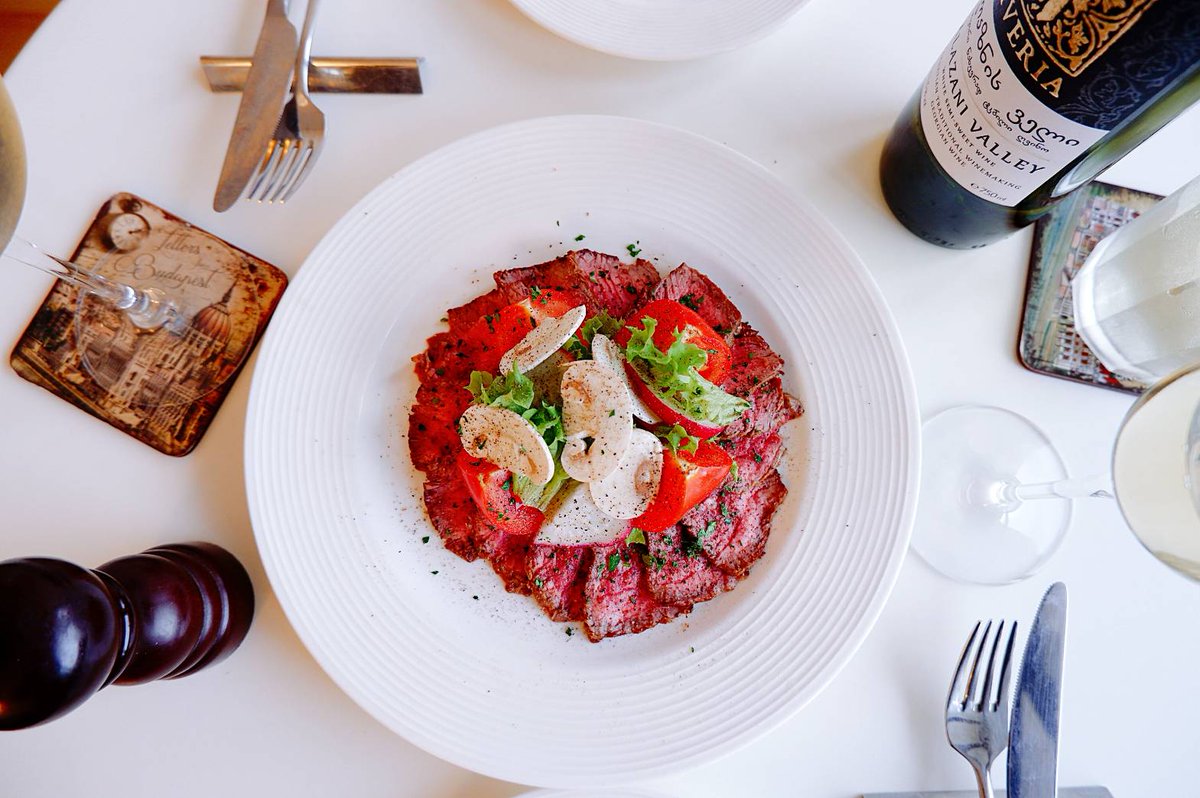 牛肉のカルパッチョとマッシュルームのサラダを作ったぞ!!

マッシュルームはキノコで唯一、生食することができる。オラの中では、キノコの中のキノコ...スーパーキノコっつー位置付けだぞ!!

生食する場合は、鮮度が大ぇ事だから気をつけろよ!!