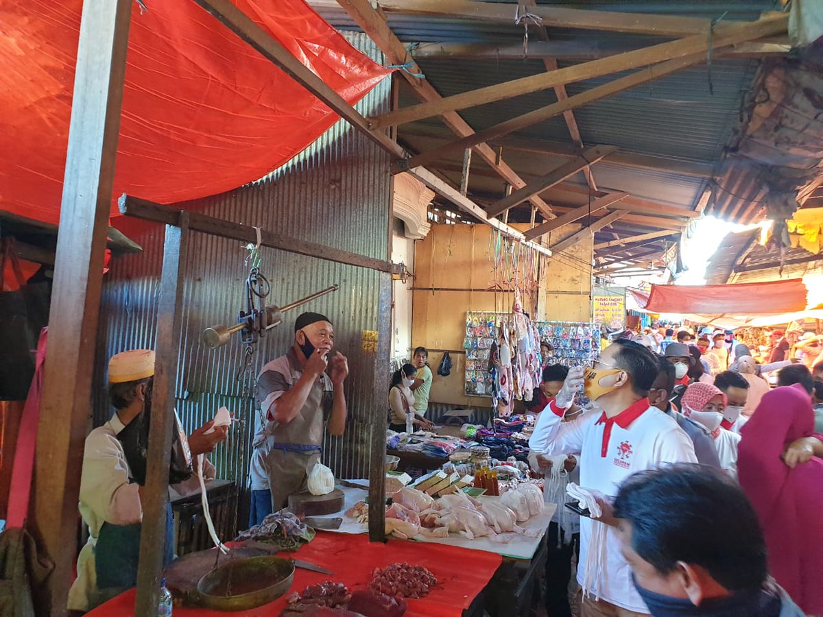 Edukasi dan penyerahan bantuan Masker kepada masyarakat kota Makassar yang beraktifitas di 3 pasar tradisional, Pasar Cidu, Pasar Karuwisi, dan Pasar Kalukuang, bantuan ini kami salurkan agar masyarakat tetap waspada dalam masa pandemi covid19 ini.