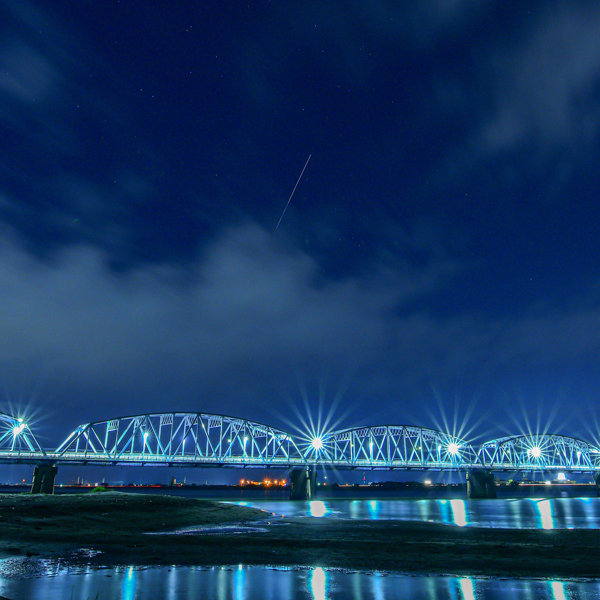 𝑭 𝑳 𝒀 𝑨 吉野川橋とiss 国際宇宙ステーション の光跡 手前の雲がなければなお良かったのに Nikon D850 徳島県 徳島市 夜景 ファインダー越しの私の世界 写真を撮るのが好きな人と繋がりたい 誰かに見せたい風景 橋 吉野川橋 光跡 写真
