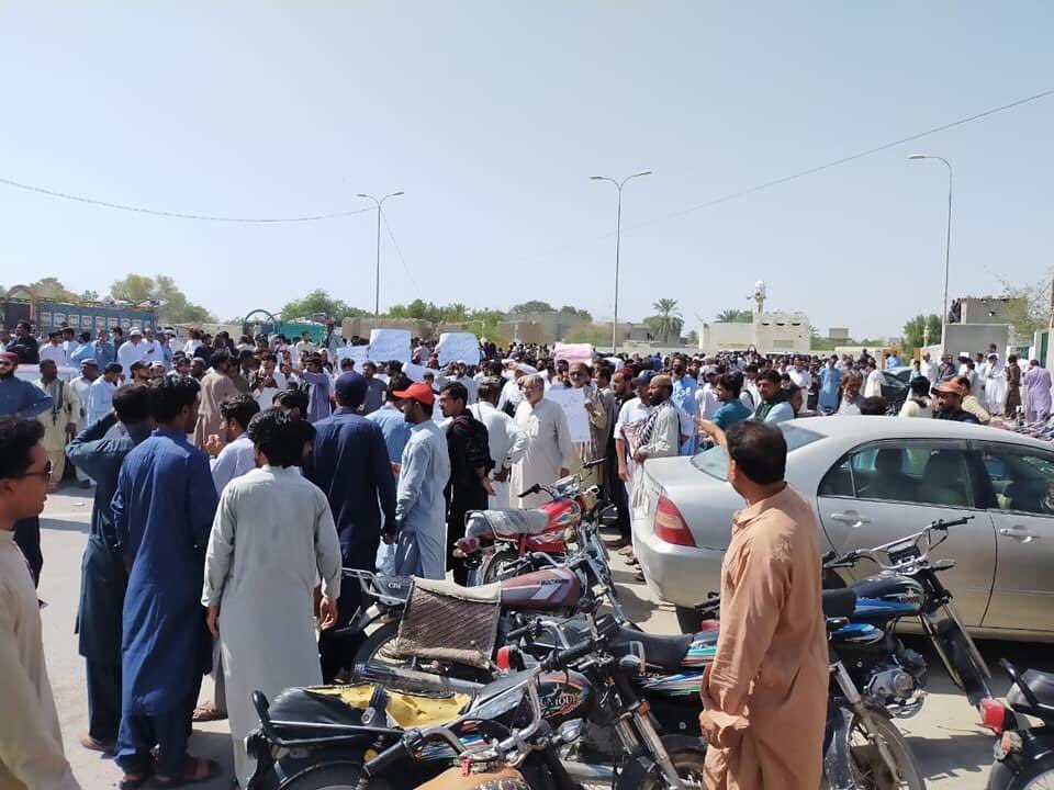 سانحہ ڈھنک تربت میں ملوث سرکاری سرپرستی میں متحرک جرائم پیشہ افراد المعروف بدنام زمانہ ڈیتھ سکواڈ کے خلاف ضلع کیچ کا عوامی سمندر امنڈ اٹھا۔۔۔۔ آل پارٹیز ضلع کیچ کے زیر اہتمام عوامی احتجاج۔سے نیشنل پارٹی کے سینیٹر <a href="/MAkramDashti/">Senator Mohammad Akram Dasht</a> خطاب کررہے ہے 
#JusticeForBramsh