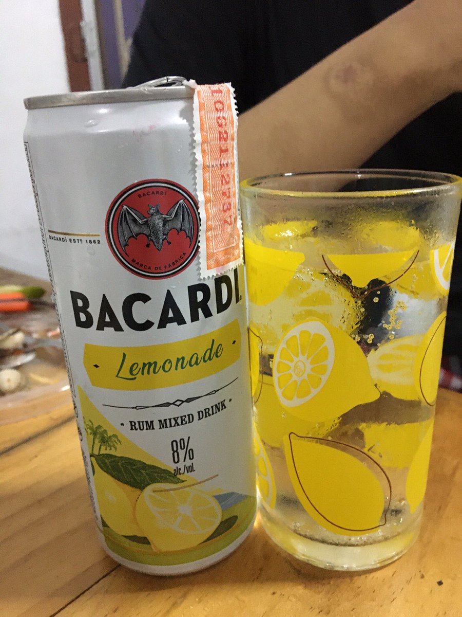 DrinkSlp's tweet photo. Bacardi Lemonade 
ABV : 8.0%
คะแนน : 10/10
ตัวนี้เป็นrum mixedกลิ่นหอมเลม่อนจัดๆ ดื่มแล้วสดชื่น ลื่นคอดื่มได้ชิลๆเลยแช่เย็นแล้วดื่มอร่อยมากตัวนี้เลิฟเลยคือเพลินรู้ตัวอีกทีเช้า 🍺🍋 #รีวิวขี้เมา #รีวิวเซเว่น #ไว้ขายของห้ามรีวิวโว้ยย #อร่อยไปเเดก #รีวิวเบียร์ https://t.co/s1ELL5owDr