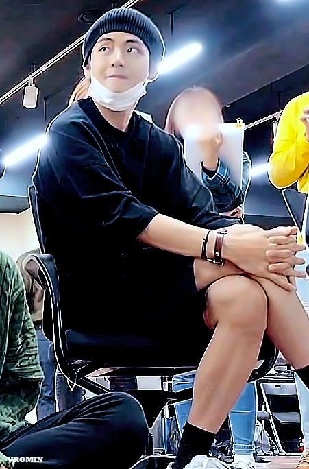 His glorious legs, hands and skin!
Omg, he is pure PERFECTION 🔥🔥😍😍

#Taehyung #방탄소년단뷔 #뷔 #KimTaehyung #김태형 #태형 #テテ #テヒョン #金泰亨 #V #BTSV #TAEHYUNG