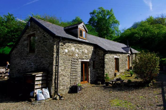TheHolidayCots's tweet image. #AfterCovid19 💙, explore the Rheidol Valley &amp;amp; Ceredigion coastline. Cyfiau Bach is a luxurious converted barn located in Aberystwyth. Modern &amp;amp; well-equipped, it can sleep up to 6 people in three bedrooms.
Sleeps 1-6
theholidaycottages.co.uk/Ceredigion/4309
#DevilsBridge #Wales #HotTub #Holiday