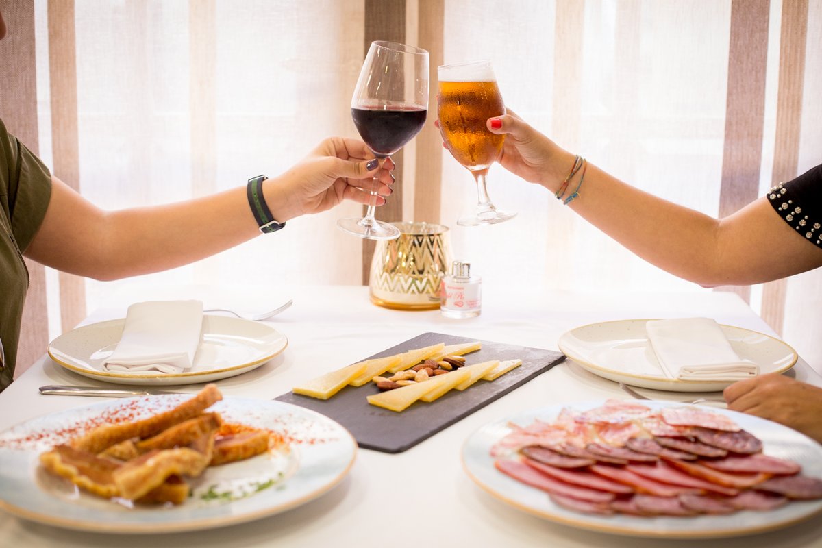 Os recordamos que este miércoles día 3 de Junio, Restaurante Racó del Pla vuelve a abrir sus puertas ☺️
 Brindemos por ello 🍻
Reserva tu mesa con antelación 👇
☎️ 965 21 28 22.
📍 Calle Doctor Nieto, 42, Alicante.