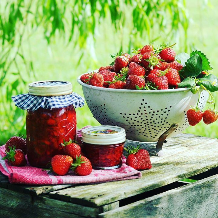 Soluzionixcasa's tweet photo. 🍓 🍞 Le fragole in queste periodo sono proprio al top, allora perché non fare una golosissima confettura da spalmare??Ottima a colazione a merenda e ogni volta che ne avremo voglia!!😋 Per due barattoli da 250 g occorrono:
-500 g di fragole mature -200 g di zucchero -1 limone… https://t.co/Bejwt8XVRS