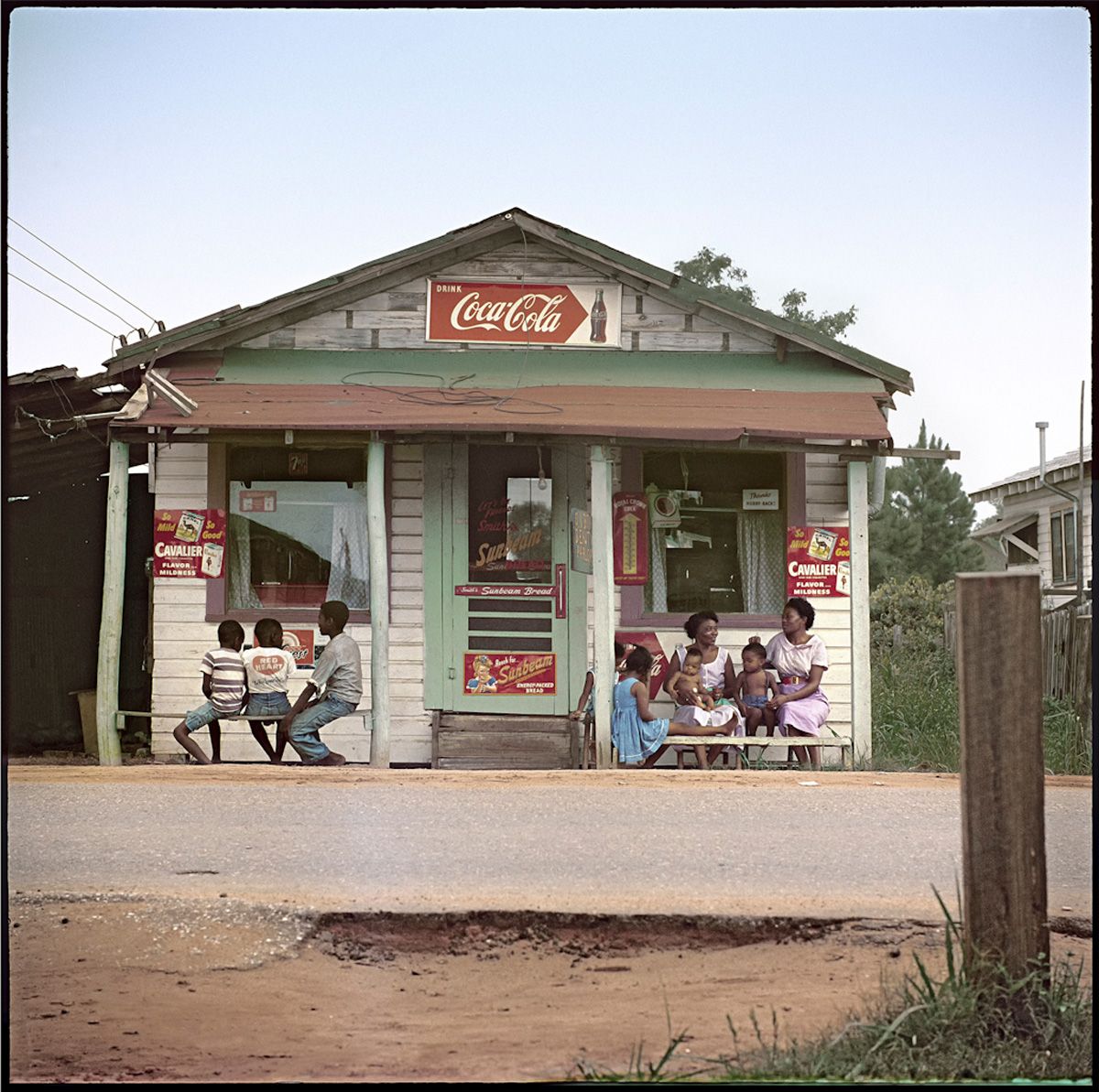 lostdogspark's tweet photo. @nickyY2K @stupidclikkie i'm pretty sure Gordon Parks took this photographs around 1956 https://t.co/29M7q0FNEI