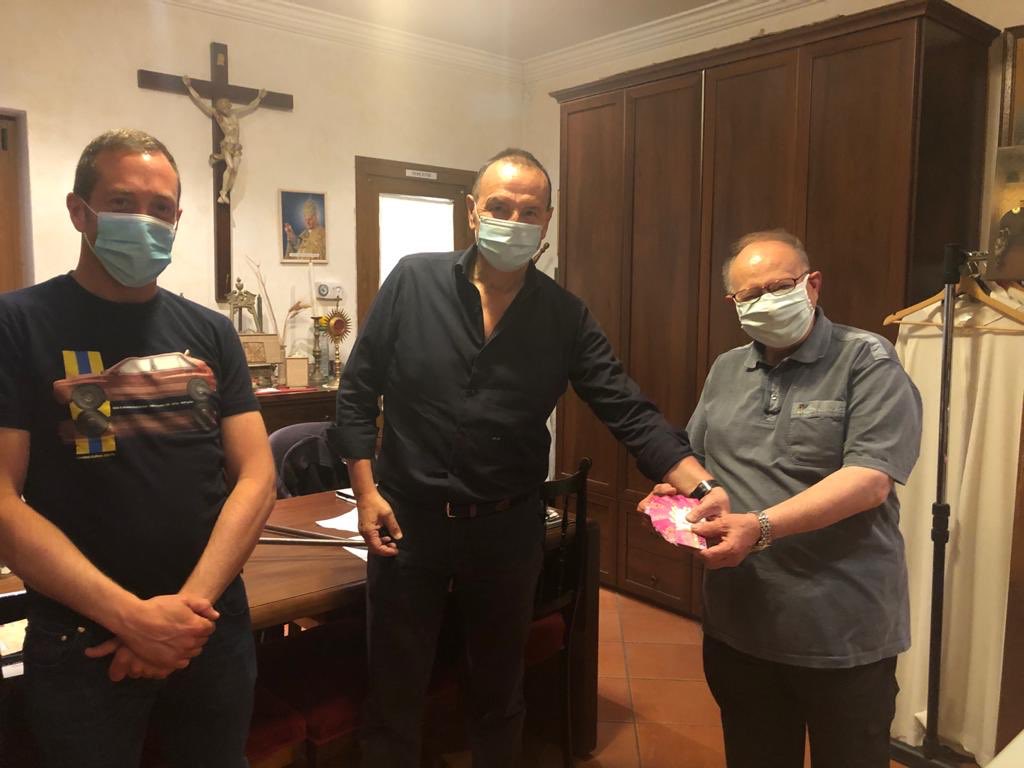 🌈Continua la distribuzione delle #MicroSocialCard..

✅ Sono state consegnate altre Card a Don Antonio, Parroco di Fregene..

Partecipa anche tu al #progettofoedus #spesasolidale 🛒 per ℹ️ informazioni collegati al nostro sito fondazionefoedus.it/foedus-la-spes… #stopcovid19