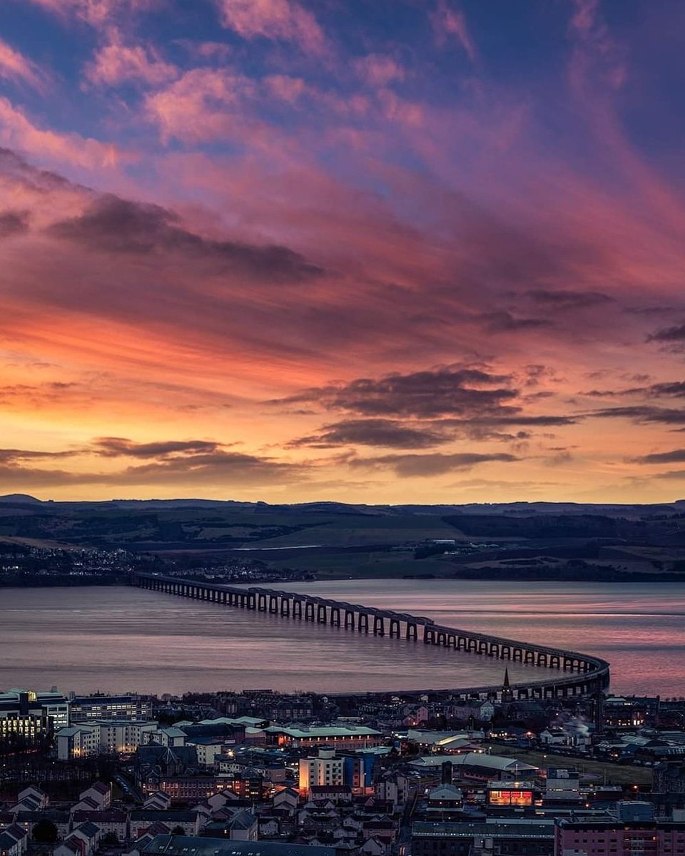 DundeeCulture's tweet photo. 🌉❤️ Happy 142nd birthday to the Tay Rail Bridge which opened on 1 June 1878! The bridge became the longest in the world and has been a significant part of Dundee - and Fife's history! 🌉❤️

📍 Tay Rail Bridge
📸 Craig Doogan https://t.co/CYhlgJIYay