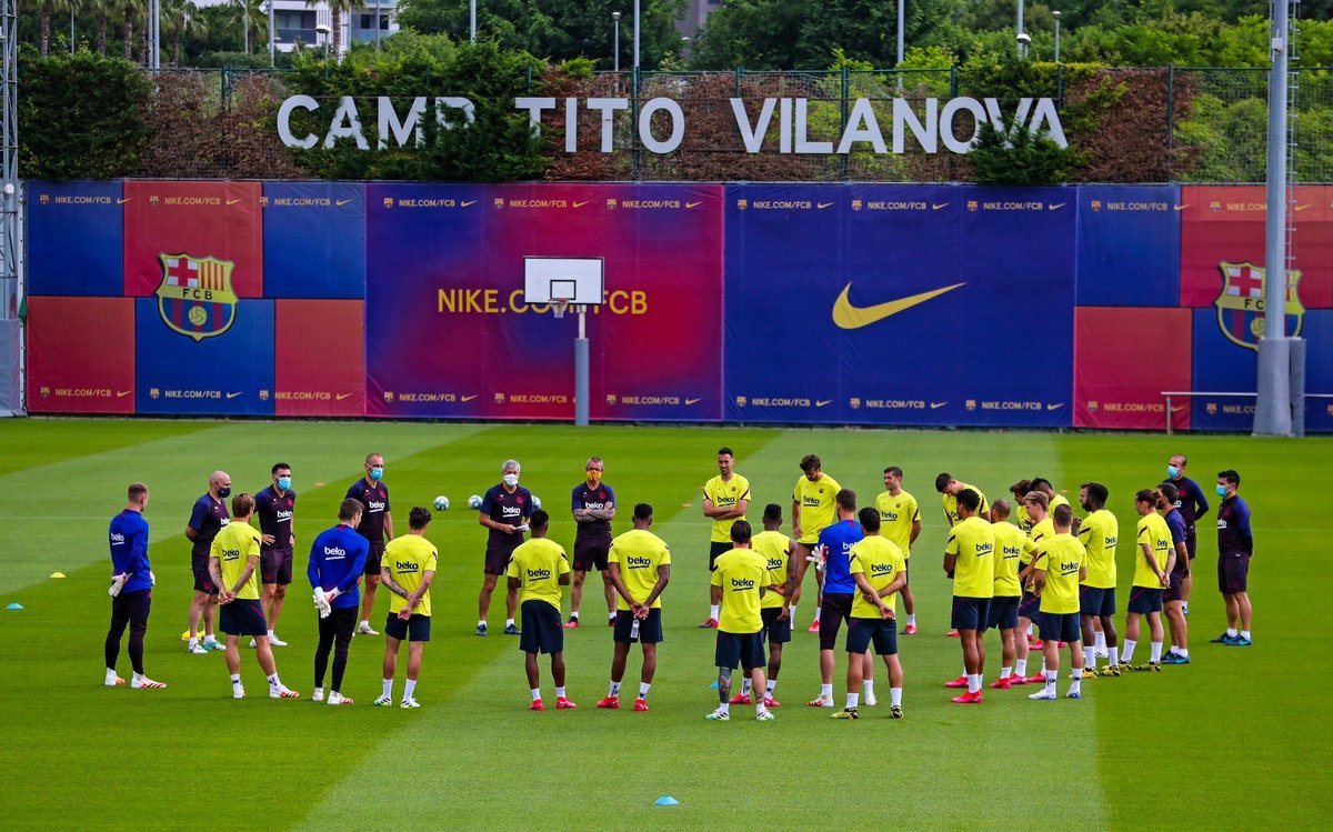 MOMOTHIAM201's tweet photo. Tous réunis à l’entraînement ! 3 mois après le début du confinement 👏 https://t.co/EK865bhQBn https://t.co/AO10IAREET