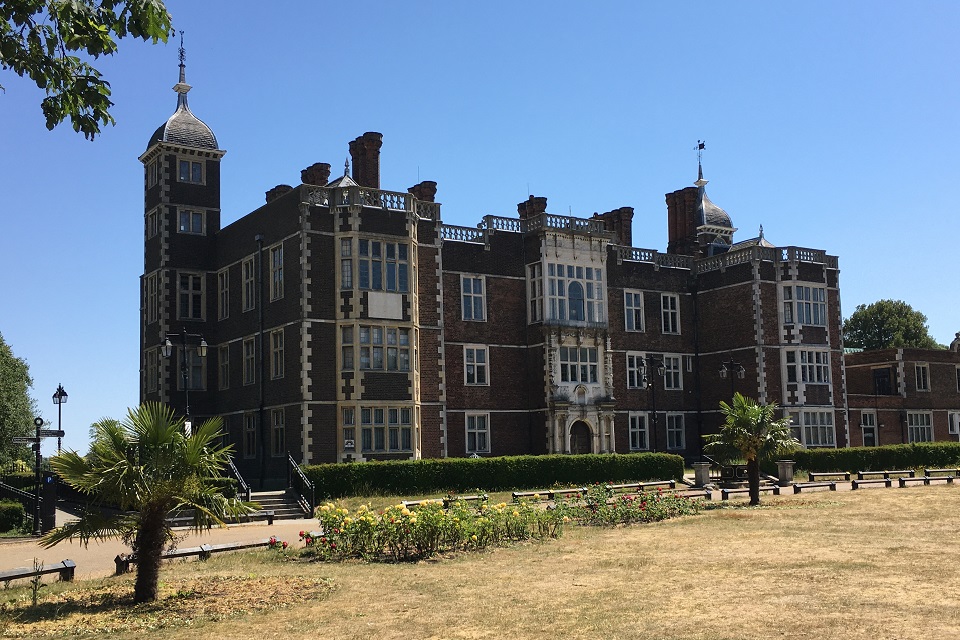 MarkWorkman15's tweet photo. Jacobean #CharltonHouse looking splendid in the late May sunshine at the weekend.
It was once the childhood home of Spencer Perceval, the only prime minister to have been assassinated (1812).
Find out who peeked into his coffin nearly 200 years later.
https://t.co/72F2XBsSDb https://t.co/a6aKsmVd7q