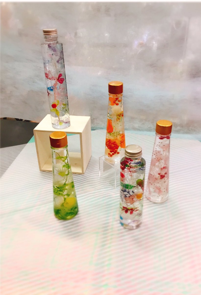 こんばんは🌟

これからの季節にオススメのギフト
涼しげなハーバリウムのご紹介✨

お花を特殊なオイルで浸し新感覚のインテリア🍀

透明感ある見た目はギフトだけでなく
ご自宅に飾るのにもぴったり✨🌱

#karenndo
#お花
#ハーバリウム
#お花のある暮らし
#ギフト