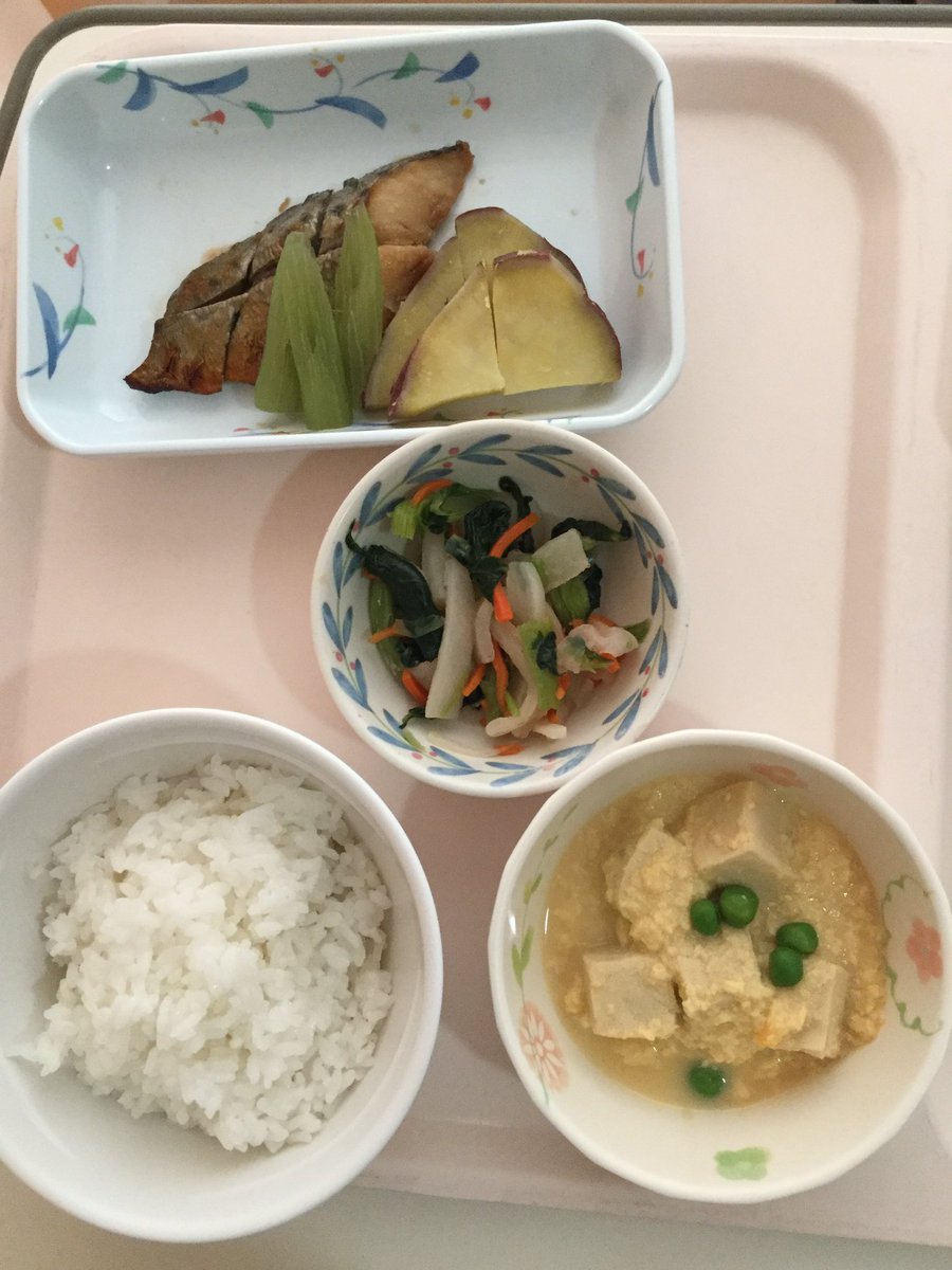 ガメら 肝臓癌なんかに負けないぞ 病院食 晩御飯 サバの味噌煮 ふきとサツマイモの炊いたん 高野豆腐の卵とじ 色々野菜のさっぱり酢の物 今日の晩御飯はボリュームある