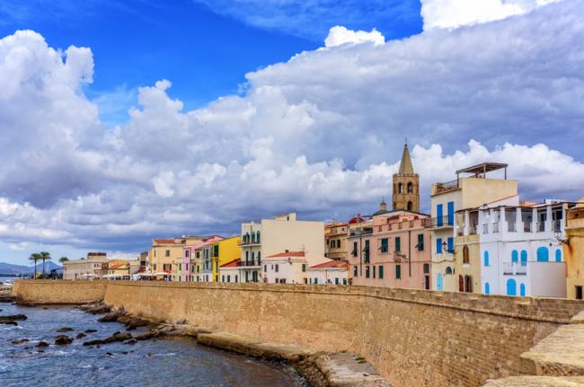 yuyudecai's tweet photo. A alguien le recuerda a algo la ciudad italiana de Alghero?. https://t.co/wY0zex0Mqv