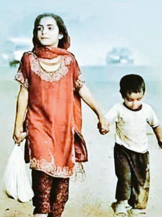 ApnaySahb's tweet photo. سوال۔  بھائی کیا چيز ہے ۔۔۔
جواب۔ 20 سال کی #بہن 4 سال کے #بھائی 
کو بازار لے جاتی ہے اور خود کو محفوط سمجھتی ہے کہ بھائی میرے ساتھ ھے۔❤ https://t.co/f3CuCgEIV9