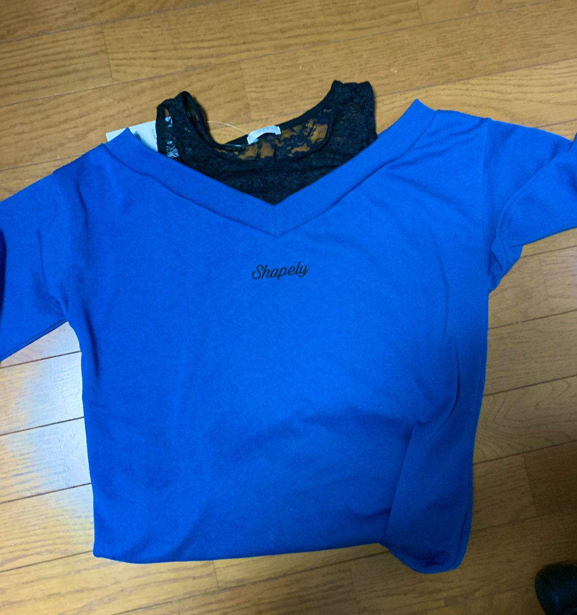 念願の肩出し服買っちゃったー 可愛いシャツも買えたし大満足 アクセとアイシャ の り ぬ このイラスト