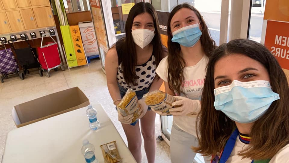 SalesianosEs's tweet photo. La juventud salesiana: solidaria y comprometida.

La recogida de alimentos del Centro Juvenil de Burriana y la distribución de menús diarios a las familias más vulnerables de Huelva de la @AJCarabelaHuelv, un ejemplo de servicio. #FelizLunes

https://t.co/M5XTensk5D https://t.co/vnYZxBTa5P