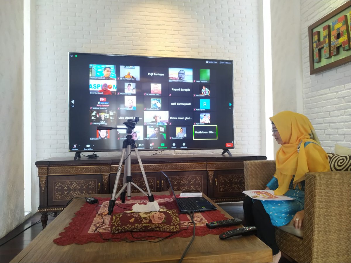 Tadi bersama Pak <a href="/ganjarpranowo/">Ganjar Pranowo</a> Gubernur Jawa Tengah mengisi webinar yang bertemakan Komunikasi Kebangsaan dalam Memasuki New Normal yang diselenggarakan oleh Fakultas Ilmu Komunikasi UIN Sumatera Utara.
Yang mau materinya silahkan tulis alamat email dikolom komentar