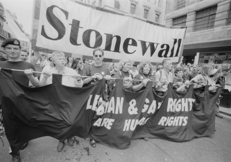 Le 28 juin 1970 les 1ères Prides ont eu lieu à LA et à NYC pour marquer l'anniversaire des émeutes de Stonewall, des marches similaires ont été organisées dans d'autres villes et aujourd'hui des Prides sont organisées chaque année au niveau mondial, pendant le mois de juin