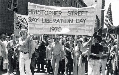 Le 28 juin 1970 les 1ères Prides ont eu lieu à LA et à NYC pour marquer l'anniversaire des émeutes de Stonewall, des marches similaires ont été organisées dans d'autres villes et aujourd'hui des Prides sont organisées chaque année au niveau mondial, pendant le mois de juin