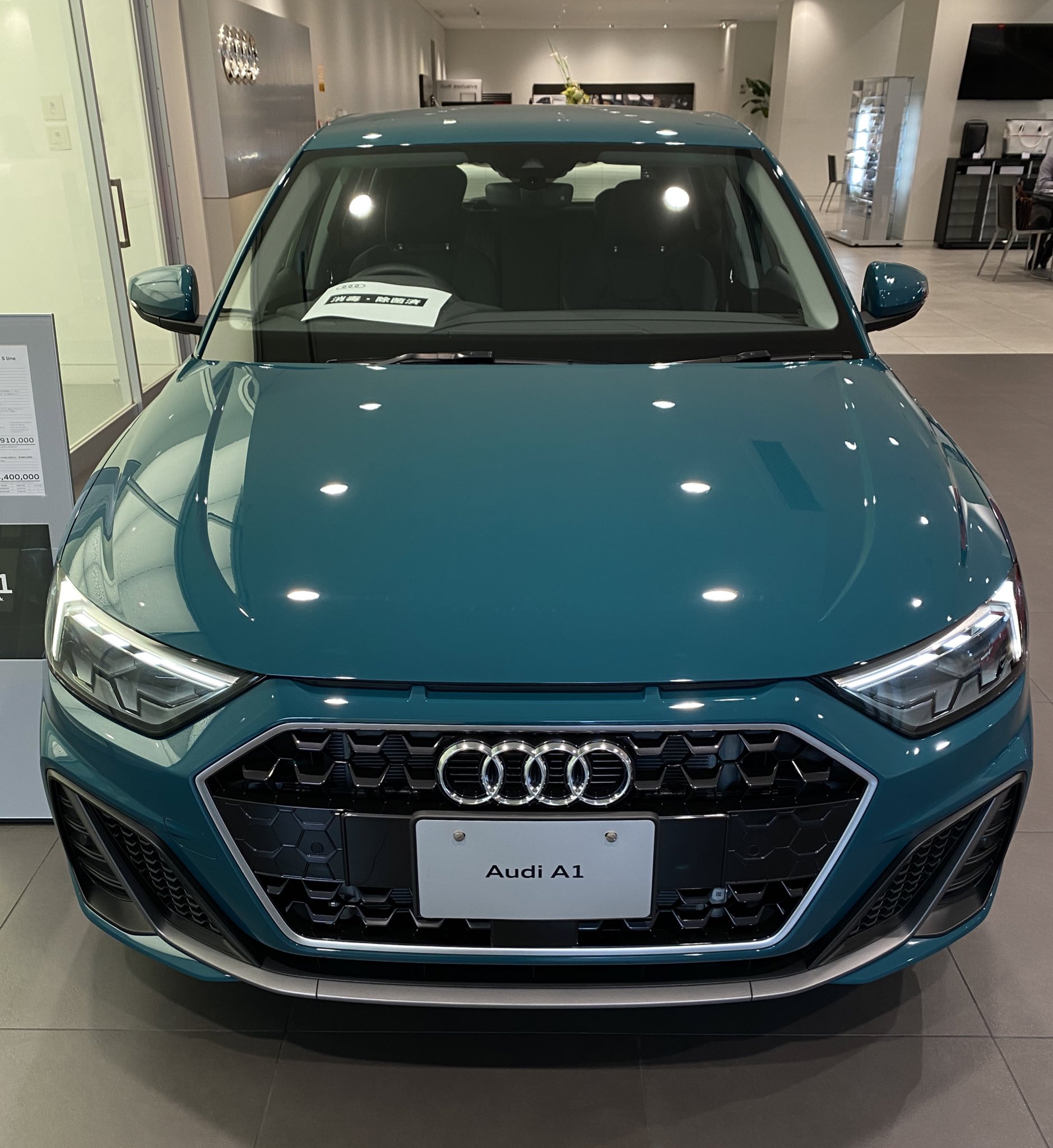 ট ইট র ドラヨス ワンソクtube 22万人 クルマ買う系youtuber アウディa1 価格はq2と大差ないがエンジンは1 5l 電動パーキングブレーキは無し 内装の質感もソフトパッド無し アルミじゃなく塗装など Q2から大きく劣る印象 バーチャルコクピットも似て非