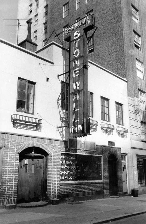 Dans les années 1969 les rebuts de la société (les prostituées, les LGBT+ de couleurs, dragqueens, hommes efféminés) se réunissaient tous au Stonewall Inn, un bar new-yorkais tenu par la mafia qui était moins regardant sur ses clients