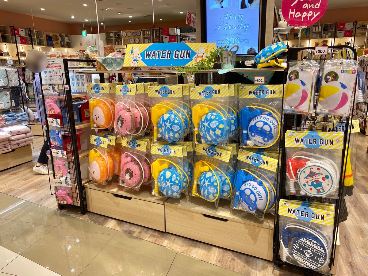 しょぼ 新しいお店 Threeppy ダイソーが手掛ける300円ショップ だお 雑貨屋さんで真っ先にチェックしたくなるものと言えば やっぱりぬいぐるみだお ペンギンさんのぬいぐるみが気になるお イオンモール幕張新都心
