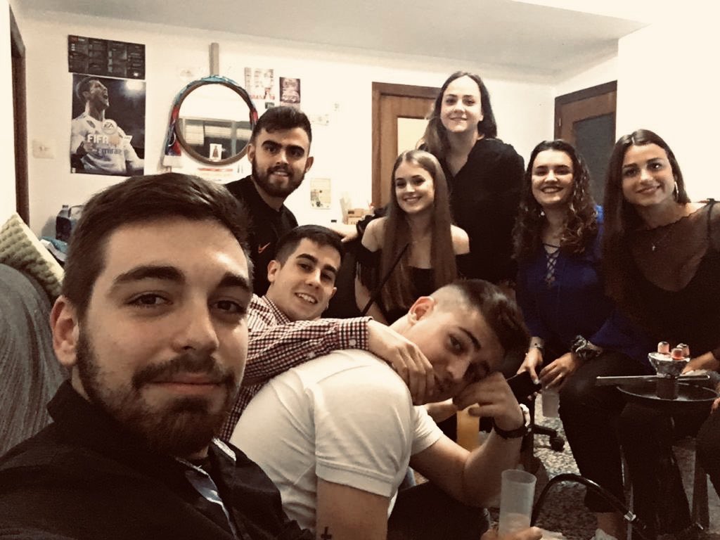 matocap6's tweet photo. Lo pitjor de la uni és acabar la carrera i haver de buidar el pis i amb això, emportar-te un fum de records que mai s'oblidaran 💖 https://t.co/J6ztjljaPG