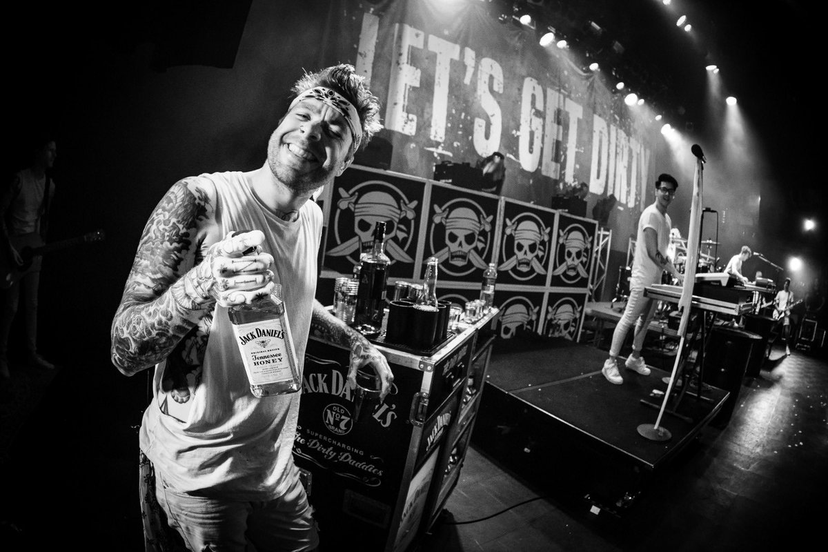 Maandag 1 juni, 12:00 uur... PROOOOOST VRIENDEN! 🍹