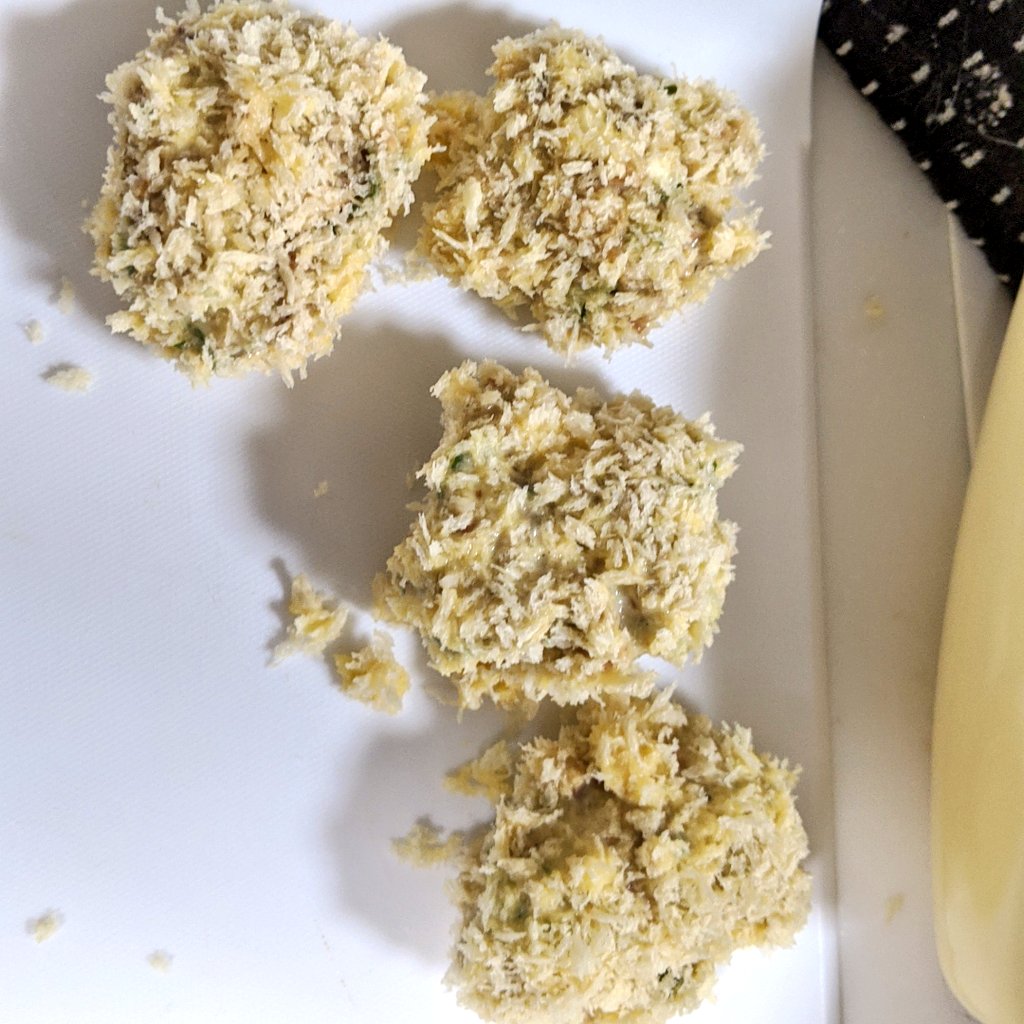 ワキ うまーーい 釣った小鯖を醤油砂糖酒ショウガを入れた圧力鍋で炊いて一日寝かせて しそとチーズを混ぜて骨ごと荒いつみれにしてバッター液とパン粉をつけてフライにした鯖つみれフライうまーーーい T Co Gj1mpvxpvc Twitter