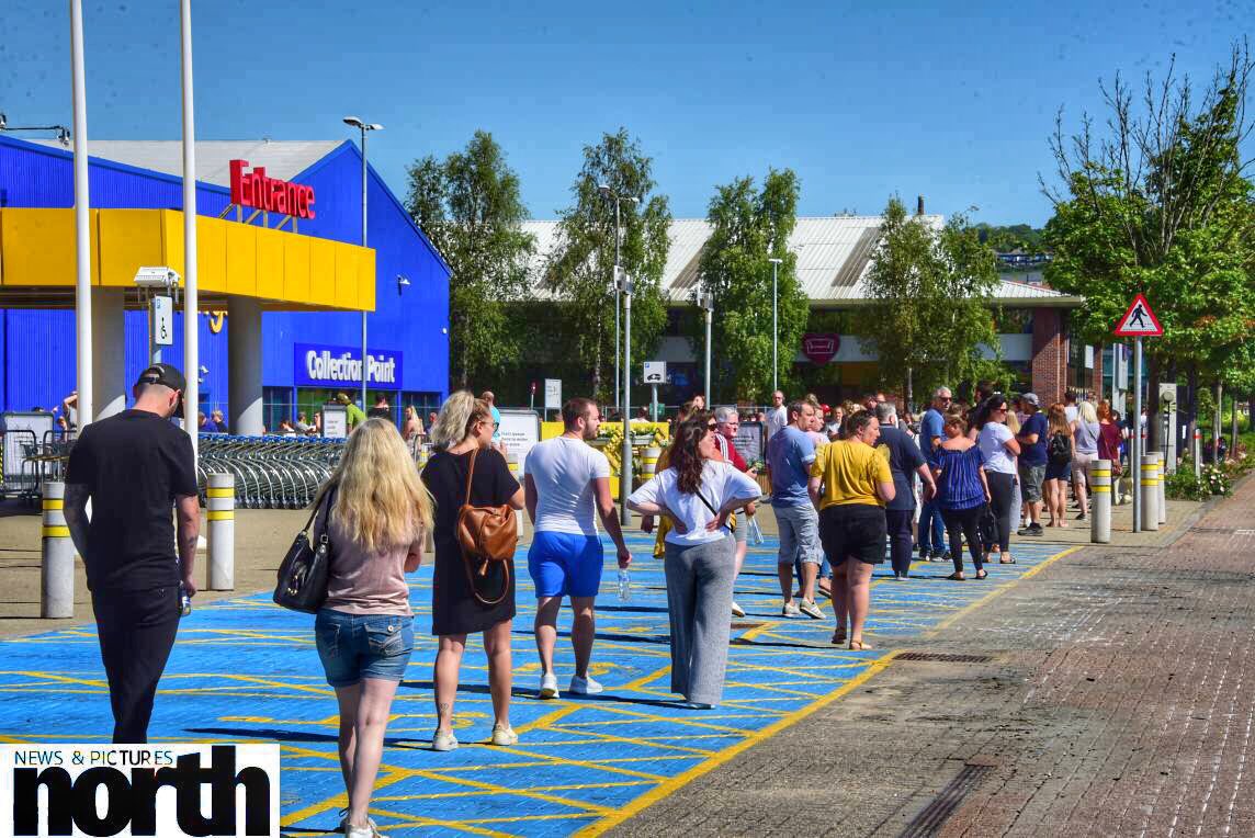 northnews's tweet photo. Huge queue today for the first day opening of Ikea at the Gateshead Metrocentre since lockdown #lockdown2020 #IKEA @ikeagateshead #gatesheadmetrocentre #ikeagateshead #queues #coronavirus pics by @RaoulDixonNNP https://t.co/AreU53wTn5