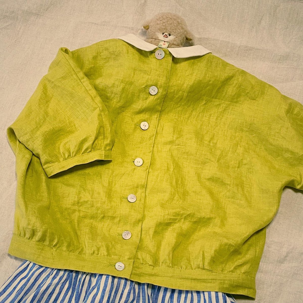 きたむらかの アトリエナルセの服 より ボタンいっぱいのスモックブラウス が完成 袖を6cmほど伸ばしました 一応ボタンがない方が前ですが どちらでも着られるようになってるのです ボタンありを前にしたときがこれまたかわいい これはたまらんー きたむらかの アトリエナルセの服 より ボタンいっぱいのスモックブラウス が完成 袖を6cmほど伸ばしました 一応ボタンがない方が前ですが どちらでも着られるようになってるのです ボタンありを前にしたときがこれまたかわいい これはたまらんー