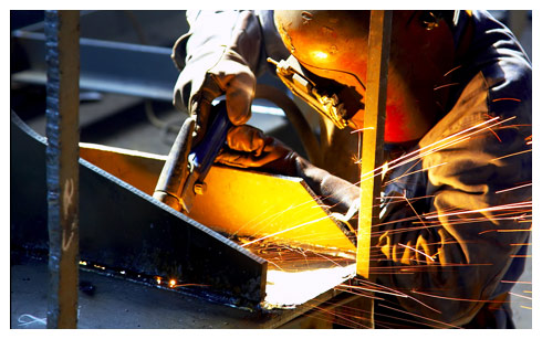 электросварщик ручной сварки. сварщик. сварочный цех. сварщики караганды. сварщики караганды.