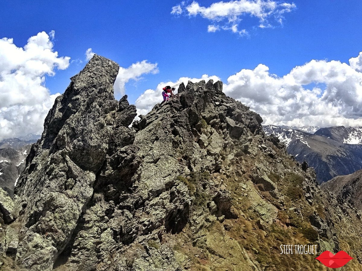 ETroguet's tweet photo. Rock&Roll 🖤.
During the 54,7km / +5.000m we weren't looking at the timer⌚... we were too worried about making as many ridges as we could ♥️!!
I love this game 🥰⚡!!
#ESTRIPAGECS #Ordino #Casamanya #Estanyó #Serrera #FontBlanca #Tristaina #Cataperdís #Andorra 🇦🇩♥️ https://t.co/RW7ifGU8xH