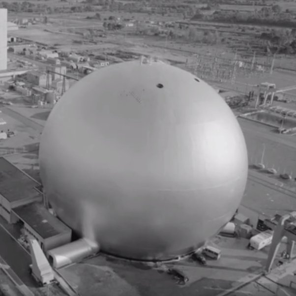 La forme de boule a été retenue pour des considérations techniques et architecturales. En cas de fuite massive de CO2, la sphère est sensée confiner efficacement le gaz radioactif. Enfin, cette forme rappelle l'atome.