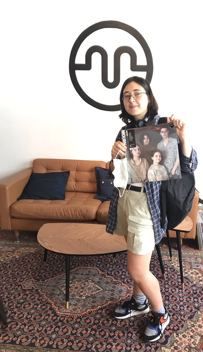 MariliansR's tweet image. La semana pasada nos visitó Teresa y aquí la tenemos con el discazo de Mourn ‘Sorpresa Familia’. Por cierto hace unos días fue su cumple, así que ¡Felicidades! 🖤🎉🤘.
.
.
.
#repion #yawners #aikoband #mourn #SeguimosAquí #volvemos #mariliansmagazine #loverecordstores