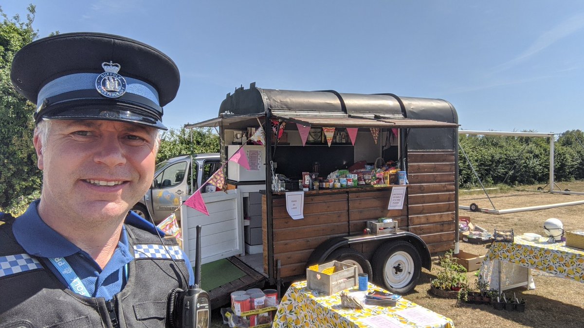 PoliceSudbury's tweet image. #FootPatrol at #BeautifulBures this afternoon. Young people, residents &amp;amp; Families engaged with and given information and advice around #StayingAlert Nice little Pit Stop there #CommunitySwapShop supporting local food banks and charities #GreatIdea #PCSOSKEGGS👮🏼‍♂️😎