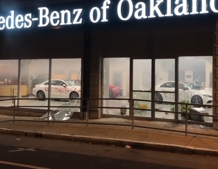 CarWaffle's tweet photo. Looters burn cars in #Mercedes showroom &amp; steal a bunch of Hellcats from Dodge showroom 😵😵 https://t.co/QT1h3qGa6T https://t.co/HrUTZ4xCS2