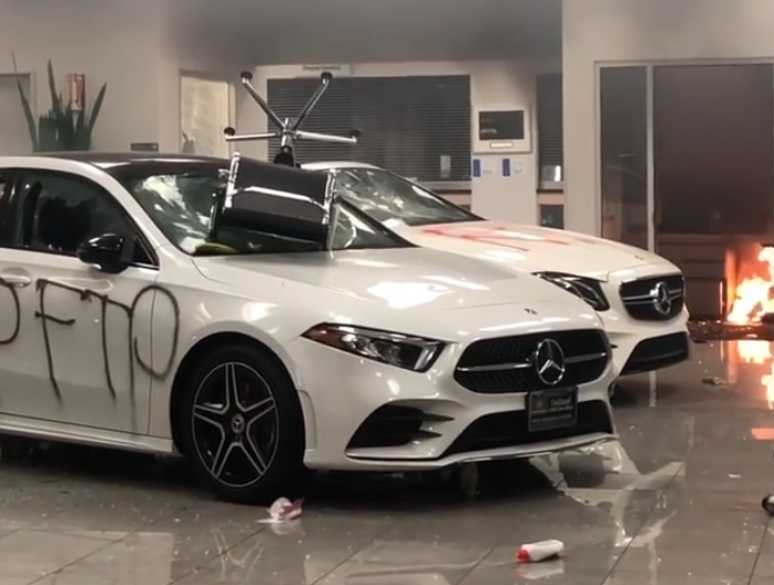 CarWaffle's tweet photo. Looters burn cars in #Mercedes showroom &amp; steal a bunch of Hellcats from Dodge showroom 😵😵 https://t.co/QT1h3qGa6T https://t.co/HrUTZ4xCS2