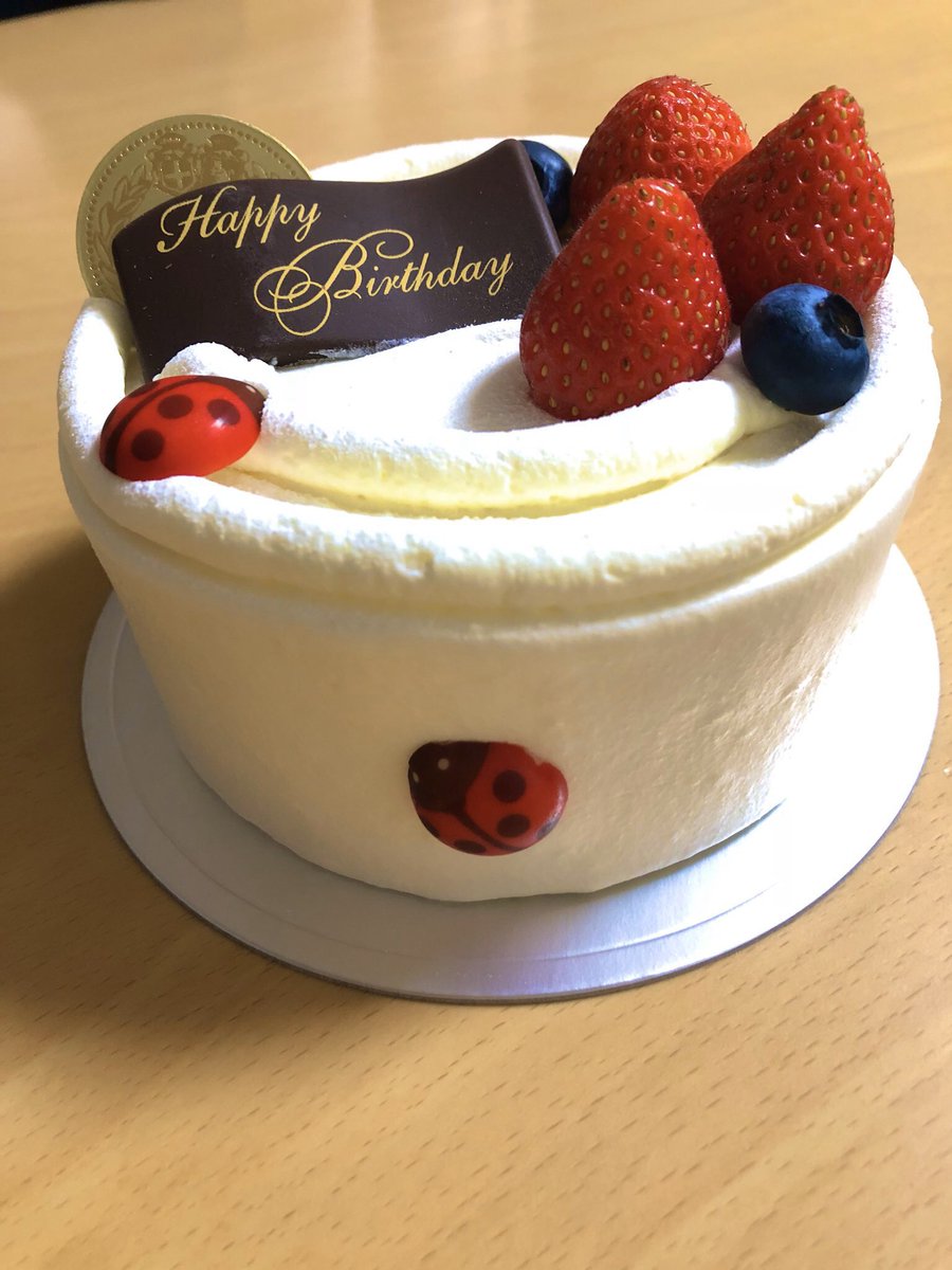 のえる ショートケーキ４号をホール食いしたい午前0時 去年の誕生日に小さめのホール は1人で食べたんですけど 写真参照 今年もやるか カットでもいいけど やっぱり食べたいホールケーキ