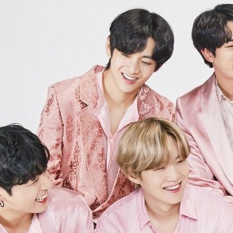 btsvts95's tweet photo. BTS 7TH ANNIVERSARY FAMILY PORTRAIT - V (1) https://t.co/tVrfzVomBI